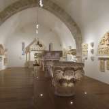 Allestito al pian terreno della fortezza, il museo � ospitato in due grandi sale longitudinali scandite da ampi archi a vista, in pietra e a sesto acuto, che si stagliano sul bianco delle pareti